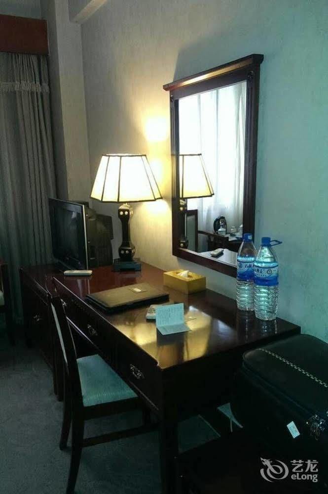 Landmark Hotel Kunming Bagian luar foto