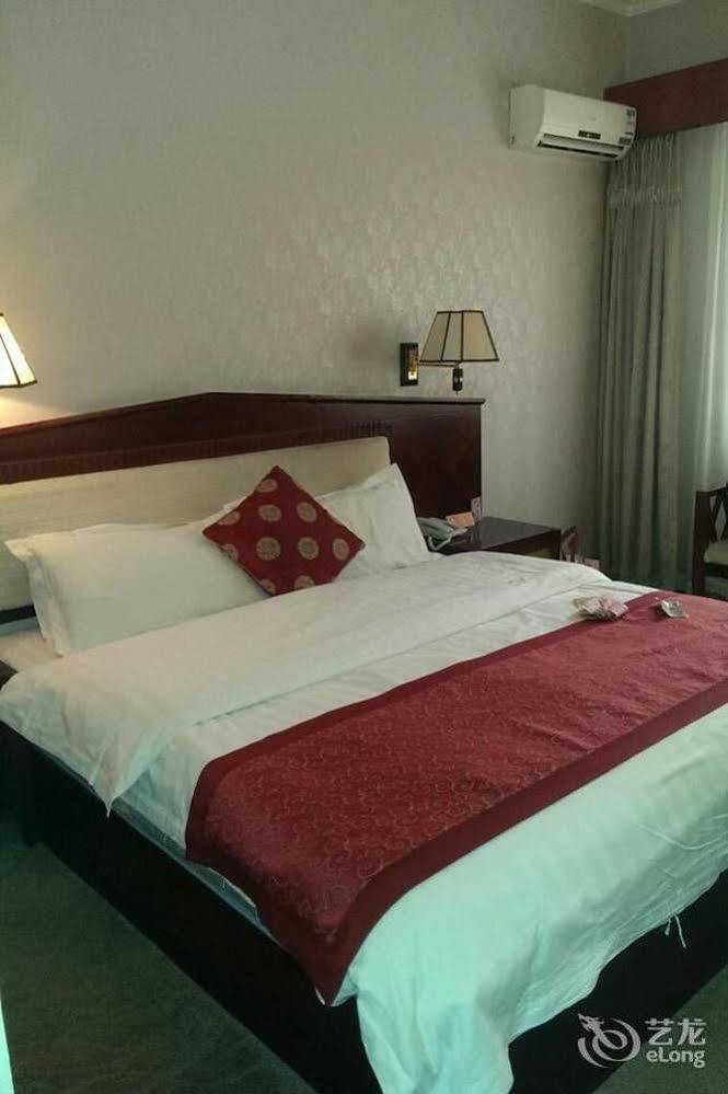 Landmark Hotel Kunming Bagian luar foto