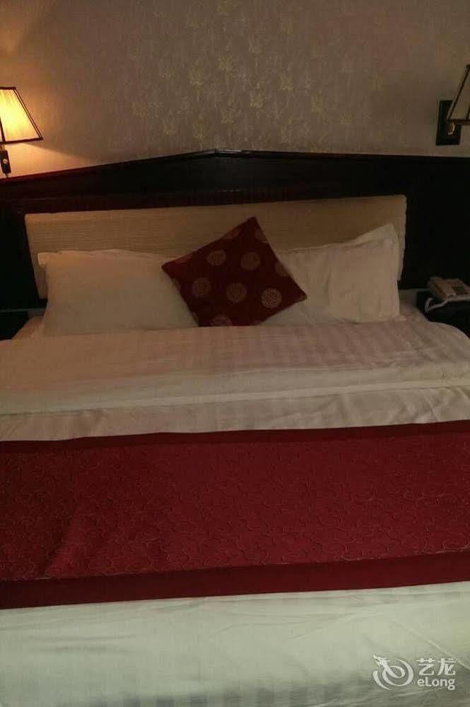 Landmark Hotel Kunming Bagian luar foto